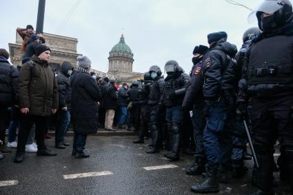 Санкт-Петербург. Сотрудники правоохранительных органов и участники несанкционированной акции в поддержку оппозиционера Алексея Навального в центре города.