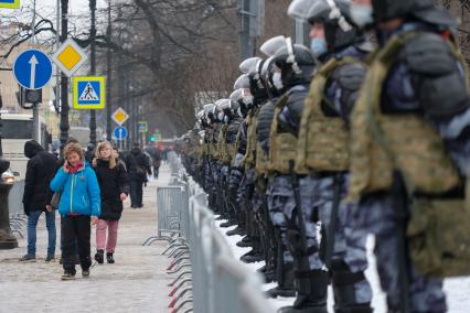 Санкт-Петербург. Сотрудники правоохранительных органов во время несанкционированной акции в поддержку оппозиционера Алексея Навального в центре города.