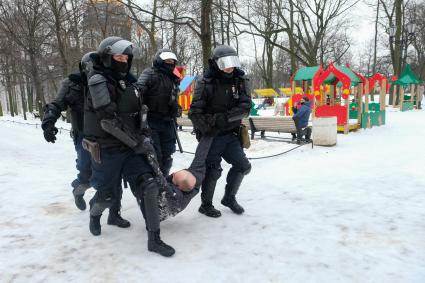 Санкт-Петербург. Сотрудники правоохранительных органов задерживают участника несанкционированной акции в поддержку оппозиционера Алексея Навального.