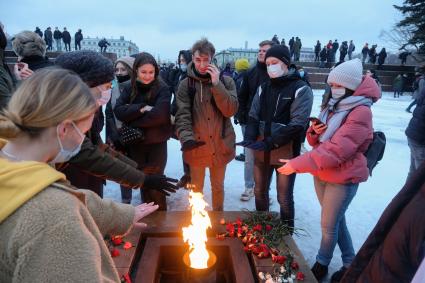 Санкт-Петербург.  Участники несанкционированной акции в поддержку оппозиционера Алексея Навального  греются у Вечного огня, в центре города.