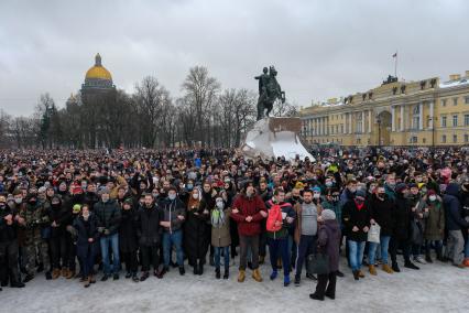 Санкт-Петербург. Участники несанкционированной акции в поддержку оппозиционера Алексея Навального на Сенатской площади.