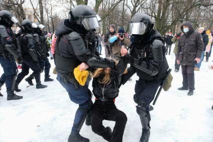 Санкт-Петербург. Сотрудники правоохранительных органов задерживают участника несанкционированной акции в поддержку оппозиционера Алексея Навального.