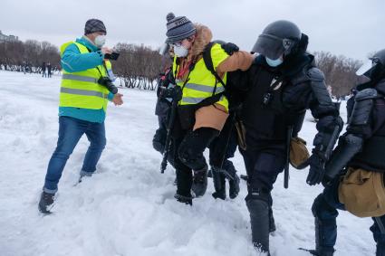 Санкт-Петербург. Сотрудники правоохранительных органов задерживают участника несанкционированной акции в поддержку оппозиционера Алексея Навального.