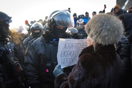 Новосибирск. Сотрудники правоохранительных органов и участники несанкционированной акции в поддержку оппозиционера Алексея Навального на площади Ленина.