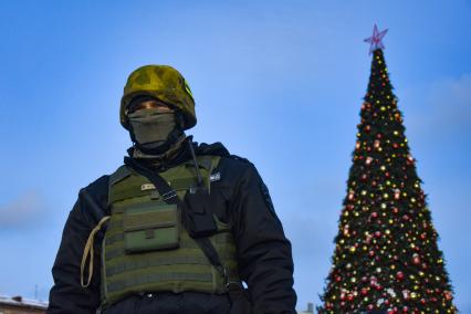 Новосибирск. Сотрудник правоохранительных органов на площади Ленина, где проходит несанкционированная акция в поддержку оппозиционера Алексея Навального.