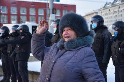 Новосибирск. Сотрудники правоохранительных органов и участники несанкционированной акции в поддержку оппозиционера Алексея Навального на площади Ленина.