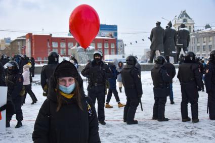 Новосибирск. Сотрудники правоохранительных органов и участники несанкционированной акции в поддержку оппозиционера Алексея Навального на площади Ленина.