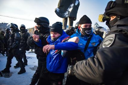 Новосибирск. Сотрудники правоохранительных органов задерживают участников несанкционированной акции в поддержку оппозиционера Алексея Навального на площади Ленина.