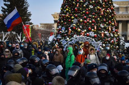 Новосибирск. Сотрудники правоохранительных органов и участники несанкционированной акции в поддержку оппозиционера Алексея Навального на площади Ленина.