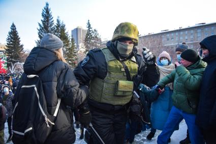 Новосибирск. Сотрудники правоохранительных органов и участники несанкционированной акции в поддержку оппозиционера Алексея Навального на площади Ленина.