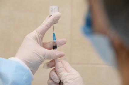 Санкт-Петербург. Медсестра набирает в шприц вакцину `Гам-Ковид-Вак` от коронавирусной инфекции в поликлинике.