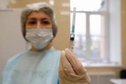 Санкт-Петербург. Медсестра показывает шприц с вакциной `Гам-Ковид-Вак` от коронавирусной инфекции в поликлинике.