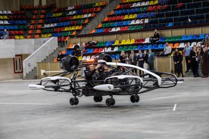 Москва.  Пассажиры во время тестирования летающего такси Hover на Малой спортивной арене СК `Лужники`.