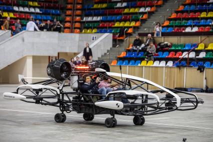 Москва.  Пассажиры во время тестирования летающего такси Hover на Малой спортивной арене СК `Лужники`.