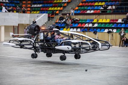 Москва.  Пассажиры во время тестирования летающего такси Hover на Малой спортивной арене СК `Лужники`.