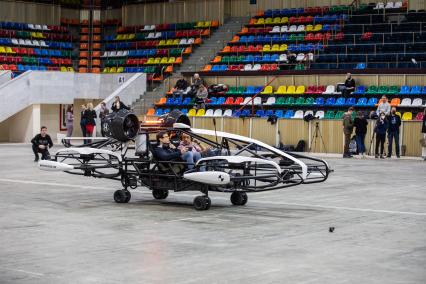 Москва.  Пассажиры во время тестирования летающего такси Hover на Малой спортивной арене СК `Лужники`.