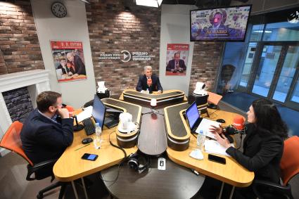 Москва. Политический обозреватель газеты `Комсомольская правда` Владимир Ворсобин (слева), спикер Госдумы РФ Вячеслав Володин и корреспондент `Комсомольской правды` Елена Кривякина на радиостанции `Комсомольская правда`.