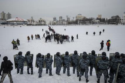 Екатеринбург. Сотрудники полиции во время разгона участников несанкционированного митинга в поддержку оппозиционера Алексея Навального в сквере у Драматического театра, напротив дома правительства Свердловской области