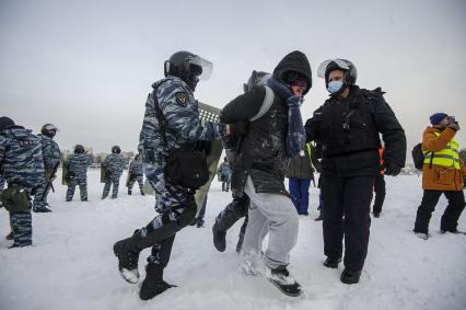 Екатеринбург. Сотрудники полиции задерживают участников несанкционированного митинга в поддержку оппозиционера Алексея Навального в сквере у Драматического театра, напротив дома правительства Свердловской области