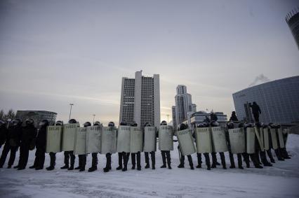 Екатеринбург. Сотрудники полиции во время разгона участников несанкционированного митинга в поддержку оппозиционера Алексея Навального в сквере у Драматического театра, напротив дома правительства Свердловской области