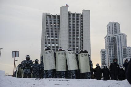 Екатеринбург. Сотрудники полиции во время разгона участников несанкционированного митинга в поддержку оппозиционера Алексея Навального в сквере у Драматического театра, напротив дома правительства Свердловской области