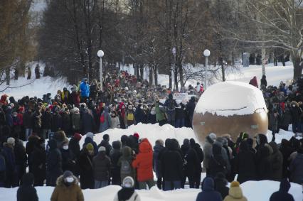 Екатеринбург. Несанкционированный митинг сторонников оппозиционера Алексея Навального в сквере у Драматического театра, напротив дома правительства Свердловской области