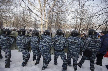 Екатеринбург. Сотрудники ОМОН во время несанкционированным митингом оппозиционера Алексея Навального в сквере у Драматического театра