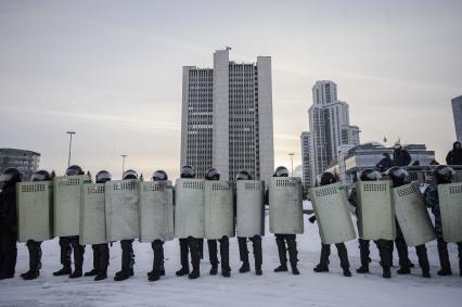 Екатеринбург. Сотрудники полиции во время разгона участников несанкционированного митинга в поддержку оппозиционера Алексея Навального в сквере у Драматического театра, напротив дома правительства Свердловской области