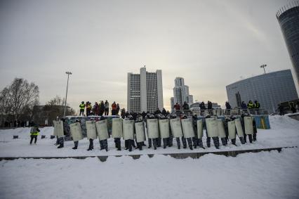 Екатеринбург. Сотрудники полиции во время разгона участников несанкционированного митинга в поддержку оппозиционера Алексея Навального в сквере у Драматического театра, напротив дома правительства Свердловской области