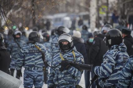 Екатеринбург. Сотрудники полиции и ОМОН во время разгона участников несанкционированного митинга в поддержку оппозиционера Алексея Навального из сквера у Драматического театра