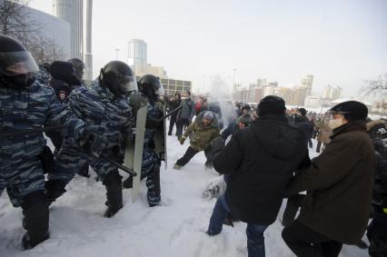 Екатеринбург. Столкновения сторонников оппозиционера Алексея Навального и сотрудников полиции во время несанкционированного митинга в сквере у Драматического театра