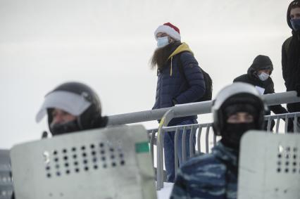 Екатеринбург. Сотрудники полиции во время разгона участников несанкционированного митинга в поддержку оппозиционера Алексея Навального в сквере у Драматического театра