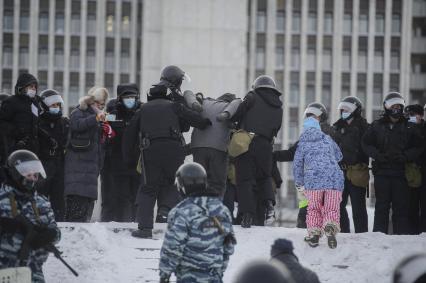 Екатеринбург. Сотрудники полиции задерживают участников несанкционированного митинга в поддержку оппозиционера Алексея Навального в сквере у Драматического театра, напротив дома правительства Свердловской области