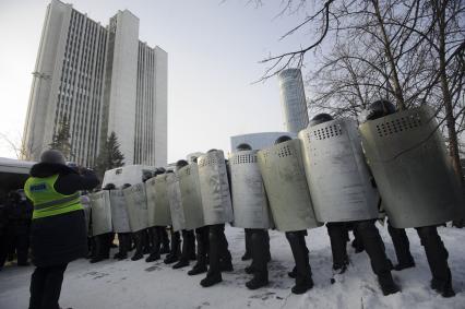 Екатеринбург. Сотрудники ОМОН во время несанкционированным митингом оппозиционера Алексея Навального в сквере у Драматического театра