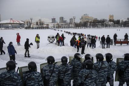 Екатеринбург. Сотрудники полиции во время разгона участников несанкционированного митинга в поддержку оппозиционера Алексея Навального в сквере у Драматического театра