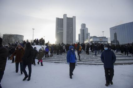 Екатеринбург. Несанкционированный митинг сторонников оппозиционера Алексея Навального в сквере у Драматического театра, напротив дома правительства Свердловской области