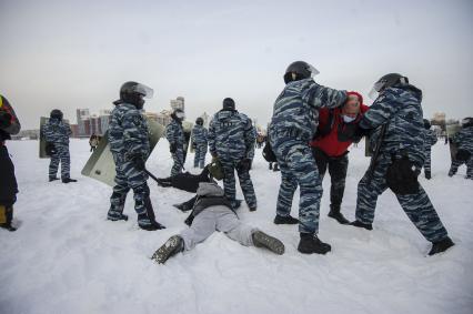 Екатеринбург. Сотрудники полиции задерживают участников несанкционированного митинга в поддержку оппозиционера Алексея Навального в сквере у Драматического театра, напротив дома правительства Свердловской области