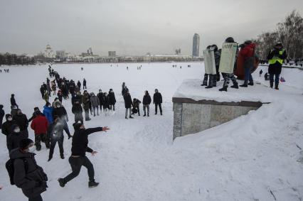 Екатеринбург. Участник несанкционированного митинга в поддержку оппозиционера Алексея Навального бросает снежок в полицию, в сквере у Драматического театра