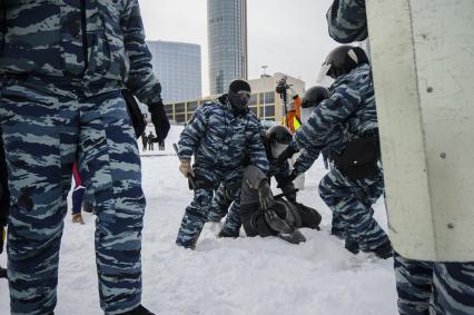 Екатеринбург. Сотрудники полиции задерживают участников несанкционированного митинга в поддержку оппозиционера Алексея Навального в сквере у Драматического театра, напротив дома правительства Свердловской области