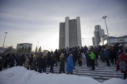 Екатеринбург. Несанкционированный митинг сторонников оппозиционера Алексея Навального в сквере у Драматического театра, напротив дома правительства Свердловской области