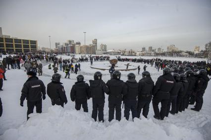 Екатеринбург. Сотрудники полиции оттесняют участников несанкционированного митинга в поддержку оппозиционера Алексея Навального из сквера у Драматического театра