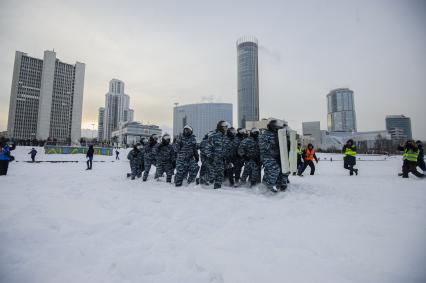 Екатеринбург. Сотрудники полиции во время разгона участников несанкционированного митинга в поддержку оппозиционера Алексея Навального в сквере у Драматического театра, напротив дома правительства Свердловской области