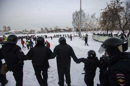 Екатеринбург. Сотрудники полиции во время разгона участников несанкционированного митинга в поддержку оппозиционера Алексея Навального в сквере у Драматического театра