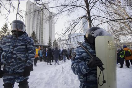 Екатеринбург. Сотрудники ОМОН во время несанкционированным митингом оппозиционера Алексея Навального в сквере у Драматического театра