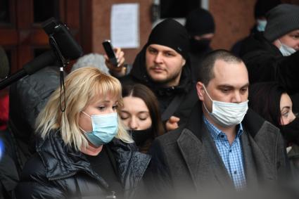Московская область. Красногорск. Адвокаты Алексея Навального Ольга Михайлова и Вадим Кобзев у здания Московского областного суда после рассмотрения жалобы на решение о продлении срока заключения Навального.