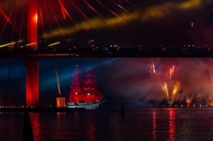 Санкт-Петербург. Бриг `Россия` во время ежегодного праздника выпускников `Алые паруса` в акватории Финского залива.