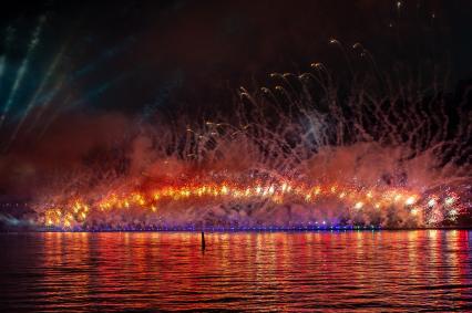 Санкт-Петербург. Салют во время праздника выпускников `Алые паруса` в акватории Финского залива.