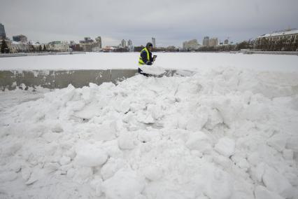 Екатеринбург. Дворники убирают снег с улиц города