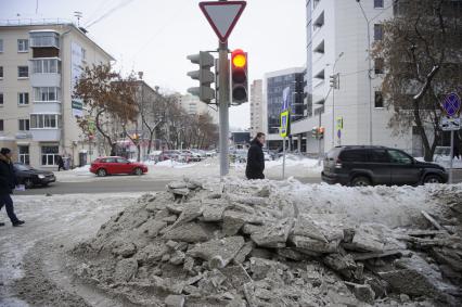 Екатеринбург. Горожане проходят мимо кучи грязного снега убранного с дороги