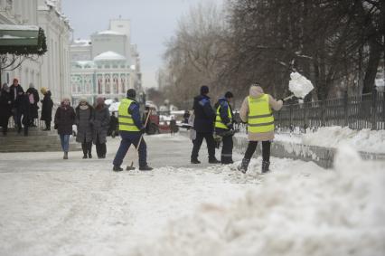 Екатеринбург. Дворники убирают снег с улиц города